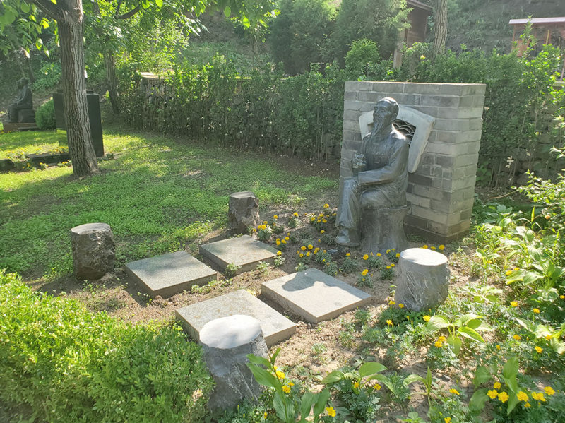 老人墓地到期不续费该如何处置？有免费安置骨灰的方式吗？