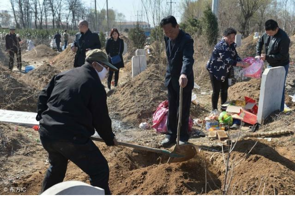 迁坟过程中，骨灰盒坏了怎么办？用什么布包？